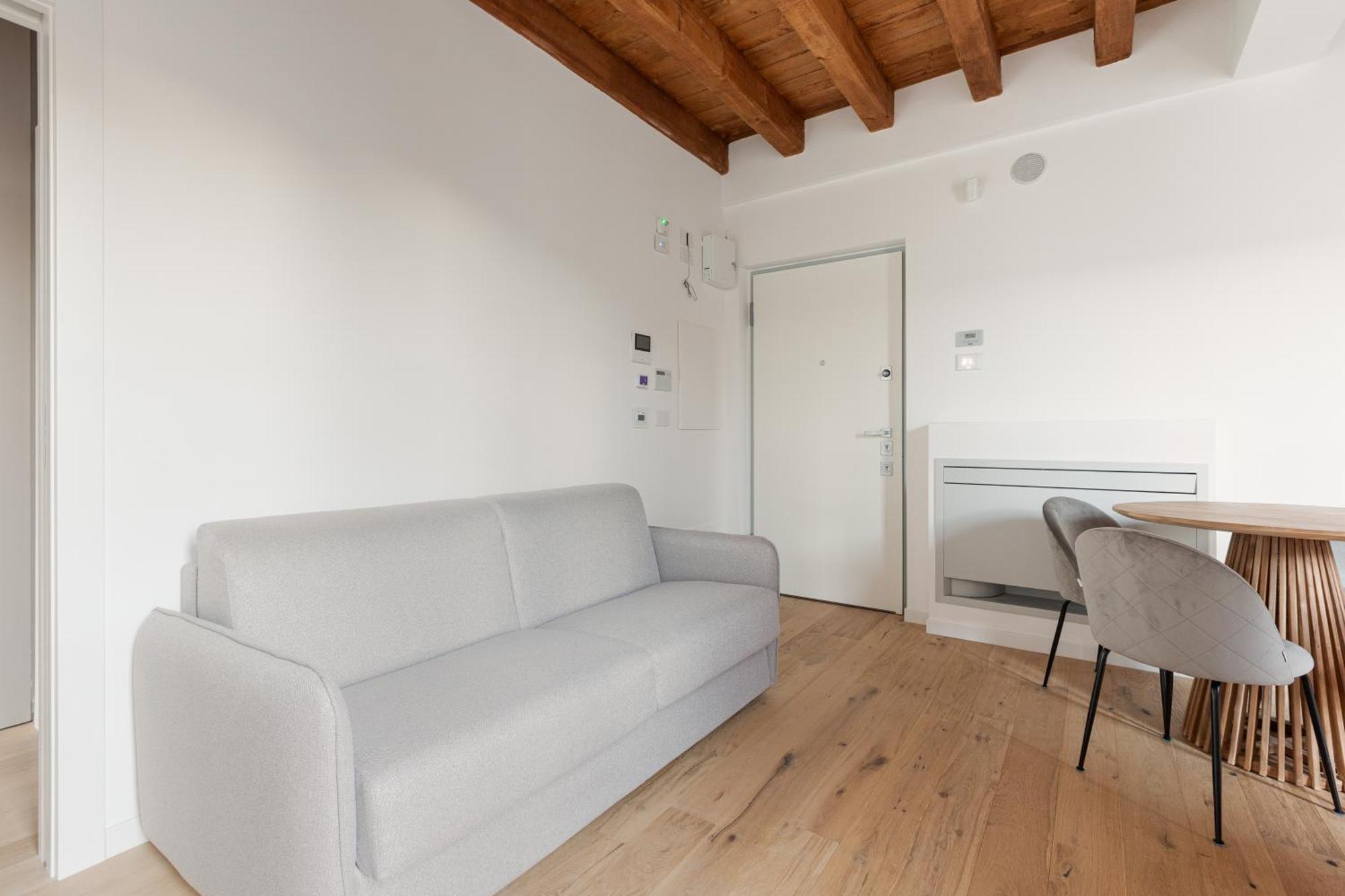 Modern Apartment In Milan With Balcony Exterior photo