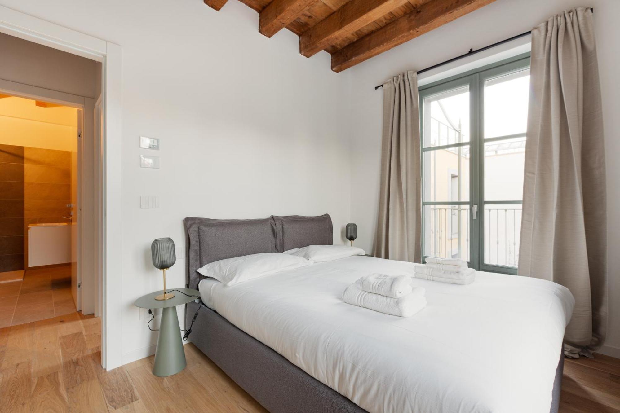 Modern Apartment In Milan With Balcony Exterior photo