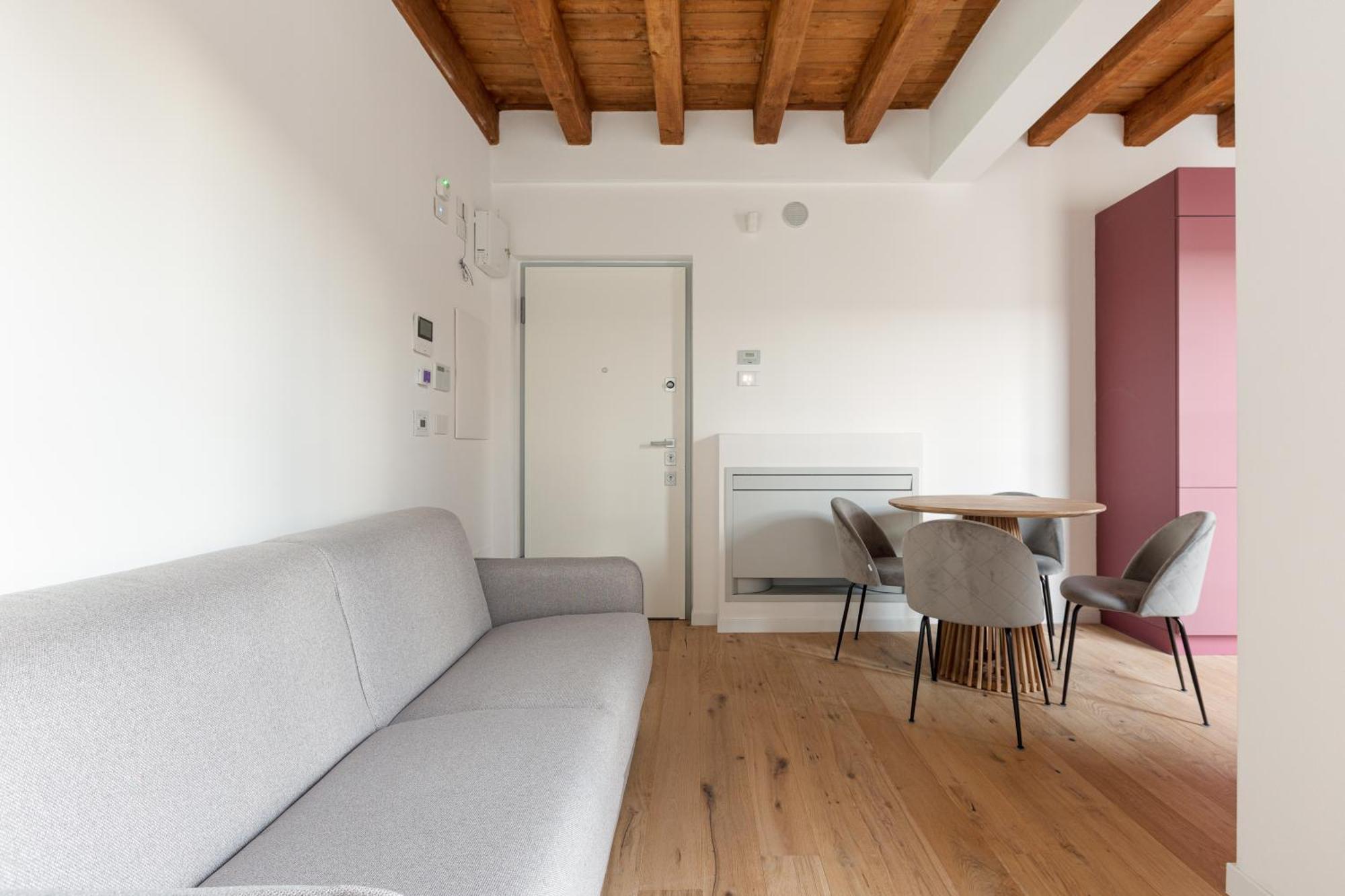 Modern Apartment In Milan With Balcony Exterior photo