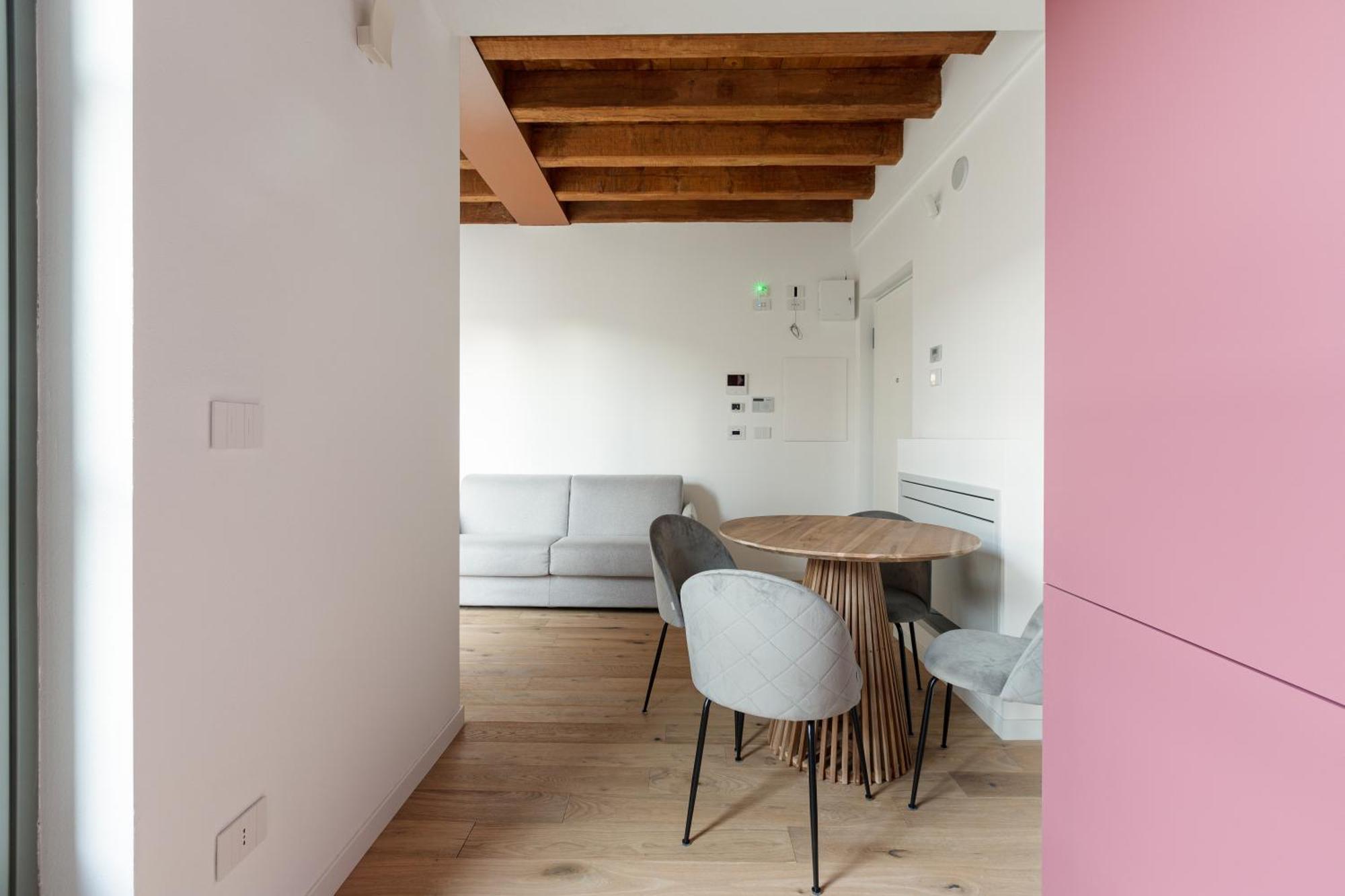 Modern Apartment In Milan With Balcony Exterior photo